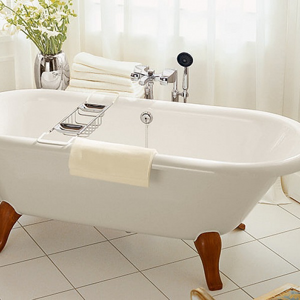 volně stojící vana na nožičkách