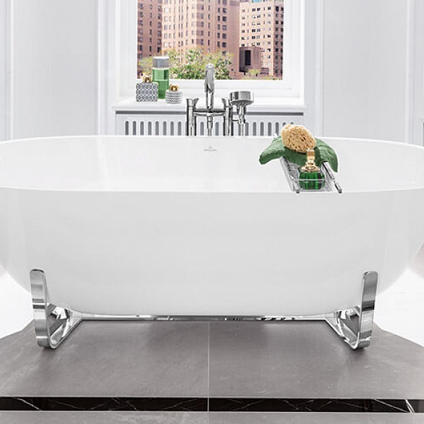 volně stojící vana na nožičkách oválná