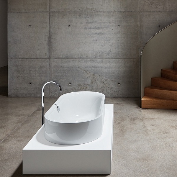 volně stojící vana s podstavcem