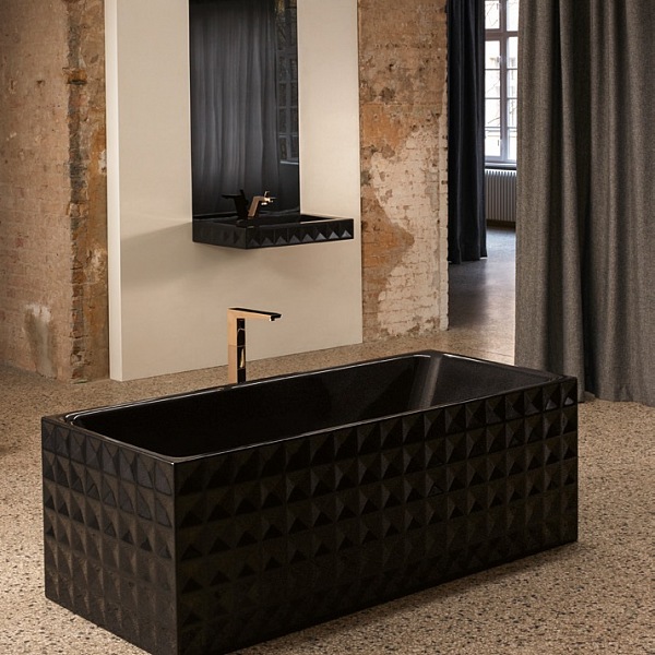 volně stojící vana černá v prostoru