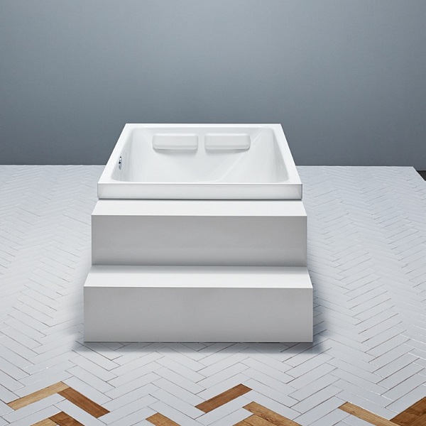 volně stojící vana se schůdky