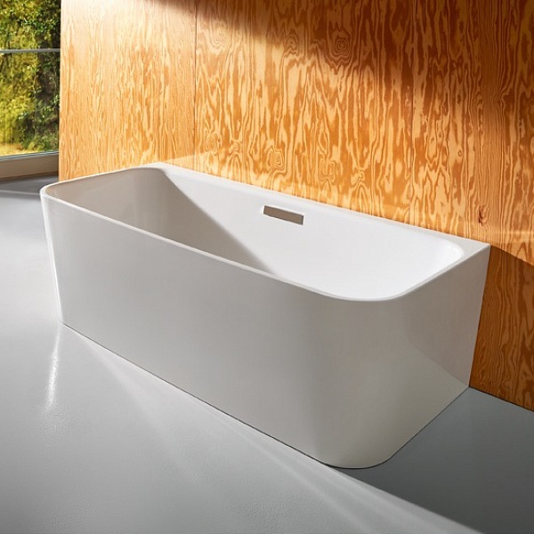 volně stojící vana u zdi