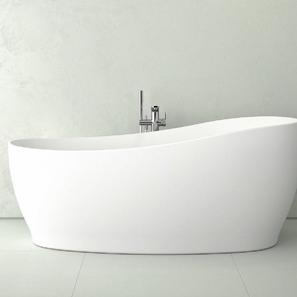 volně stojící vana u zdi bílá