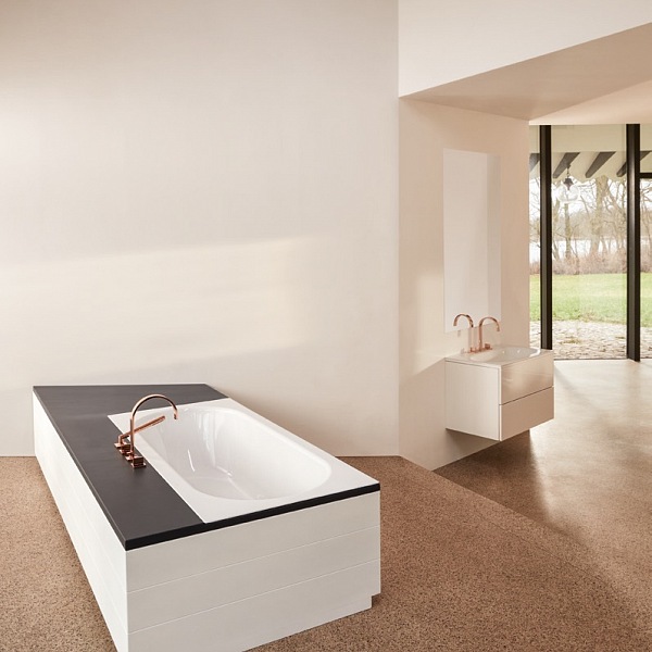 volně stojící vana s obezděním bílá