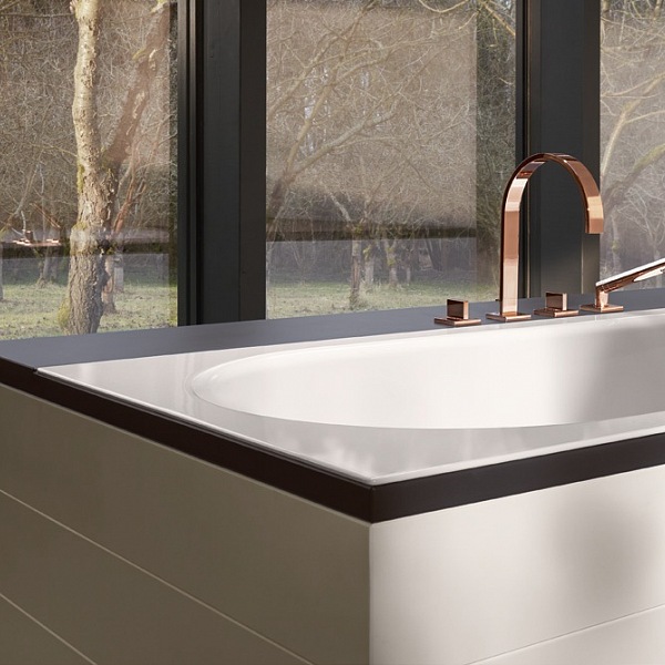 volně stojící vana s černým obezděním bílá